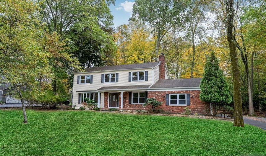 20 Dogwood Dr, Allendale, NJ 07401 - 4 Beds, 3 Bath