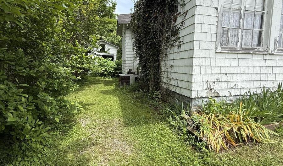 272 E East Center Street St, Beattyville, KY 41311 - 2 Beds, 1 Bath