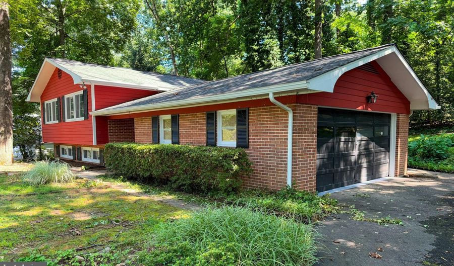 1040 PLACID Ct, Arnold, MD 21012 - 5 Beds, 3 Bath