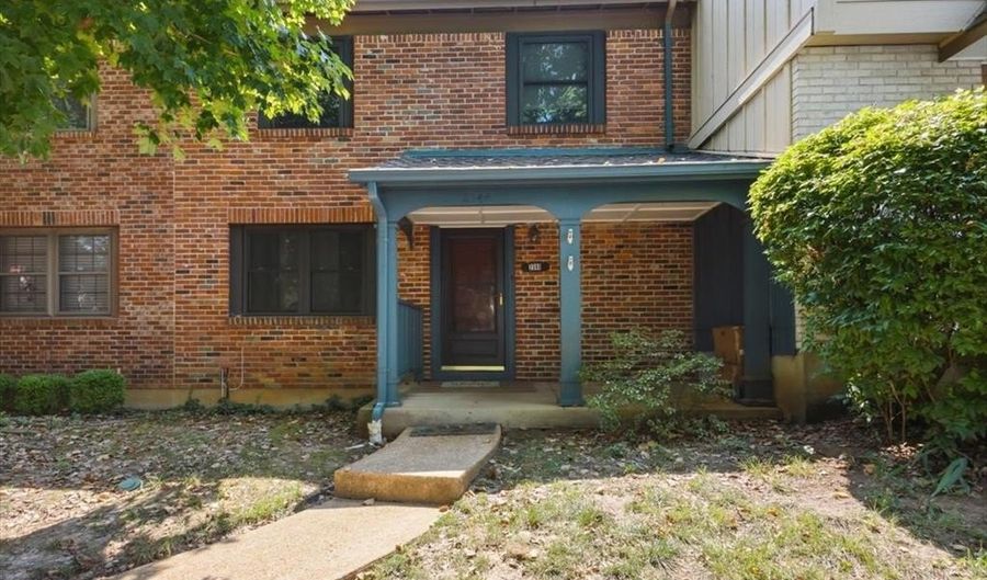 2344 Hidden Meadow Ln, Ballwin, MO 63021 - 2 Beds, 3 Bath