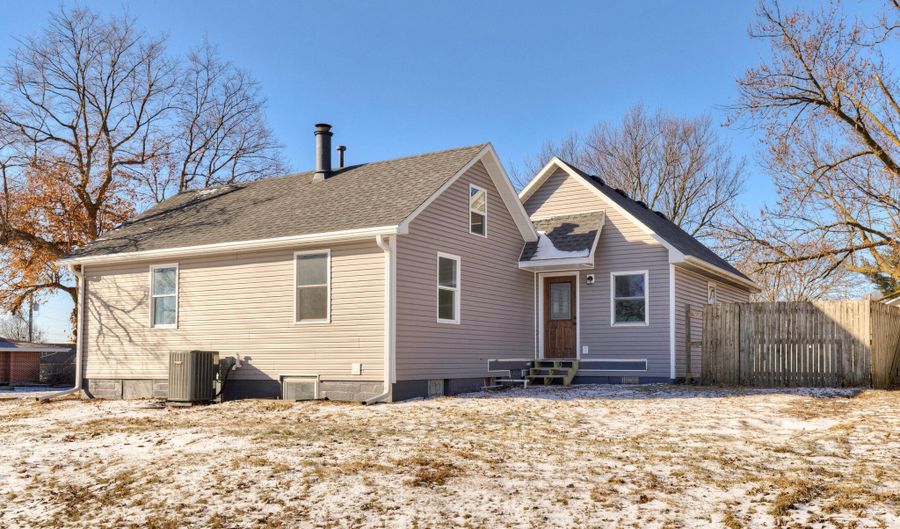 606 1st Ave S, Altoona, IA 50009 - 4 Beds, 2 Bath