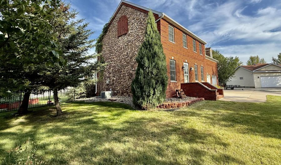 1522 N 20th St, Aberdeen, SD 57401 - 3 Beds, 3 Bath