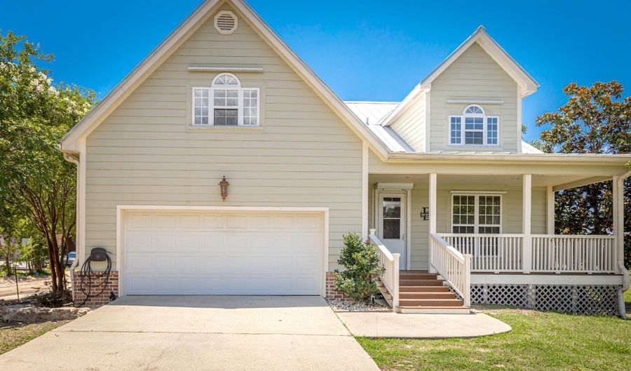386 Meaut St, Biloxi, MS 39530 - 4 Beds, 3 Bath