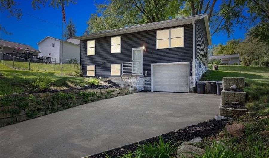 302 N Pratt St, Anamosa, IA 52220 - 3 Beds, 2 Bath