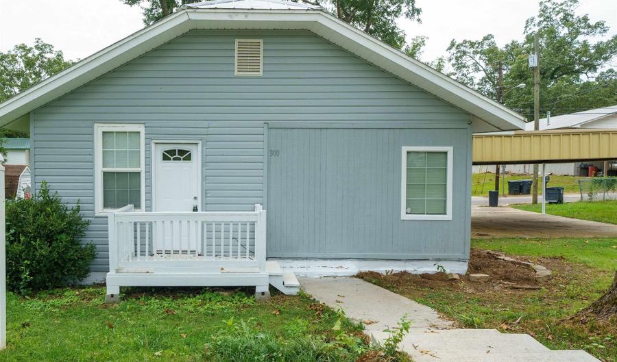 300 SCHOOL Rd, Adamsville, AL 35005 - 2 Beds, 1 Bath