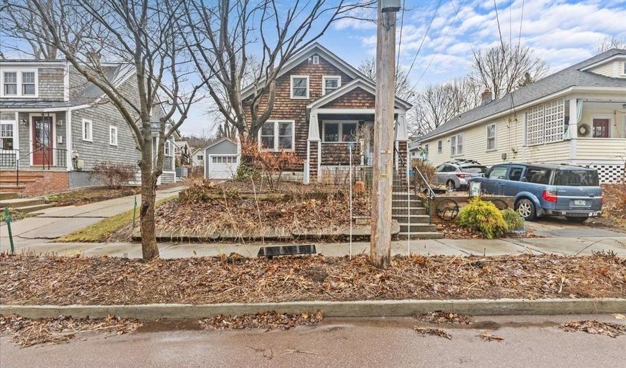 84 Charlotte St, Burlington, VT 05401 - 2 Beds, 2 Bath