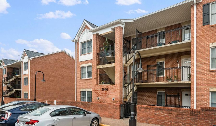 6940 FAIRFAX Dr 200, Arlington, VA 22213 - 2 Beds, 2 Bath