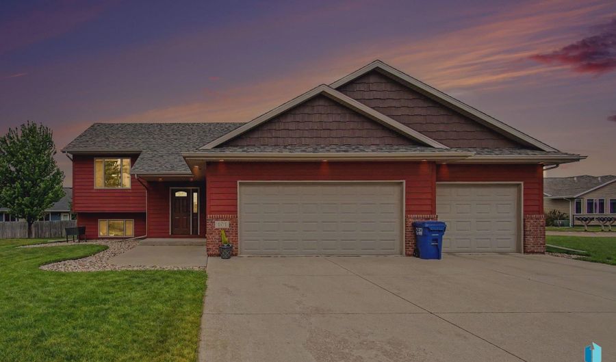 101 S Summer Ave, Brandon, SD 57005 - 5 Beds, 3 Bath