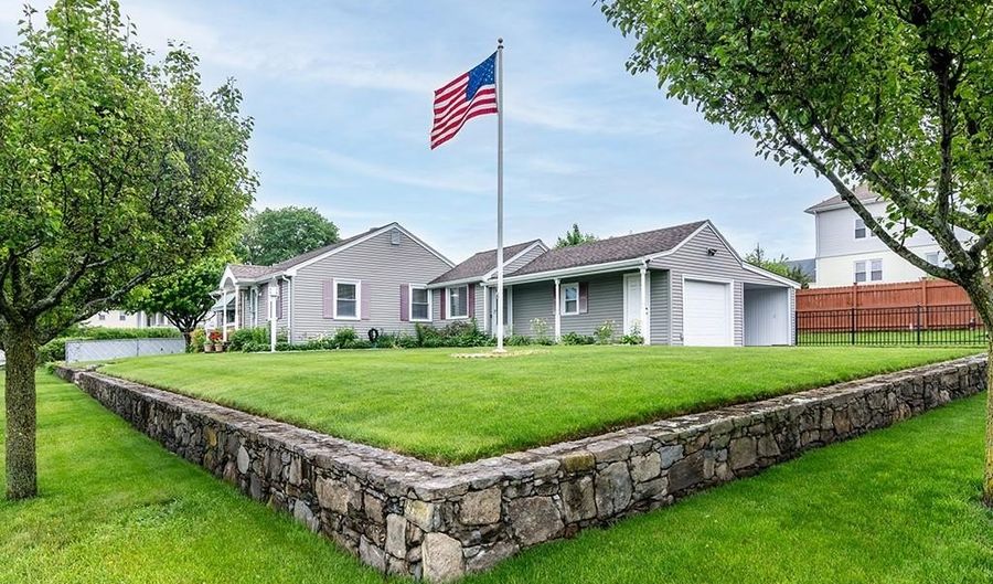 212 S Spruce St, East Providence, RI 02914 - 3 Beds, 2 Bath