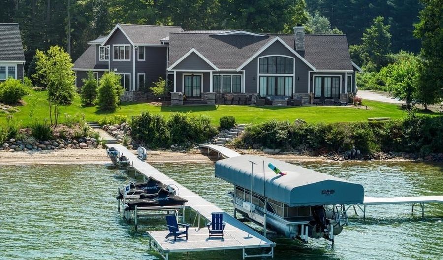 9214 Myrtle Ln, Alden, MI 49612 - 5 Beds, 5 Bath