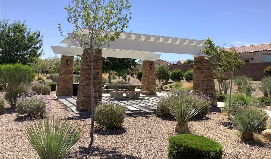 11562 Oak St, Apple Valley, CA 92308 - 2 Beds, 2 Bath