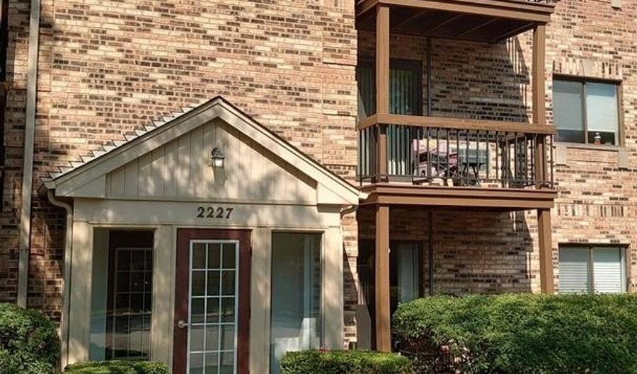 2227 W Nichols Rd E, Arlington Heights, IL 60004 - 2 Beds, 2 Bath