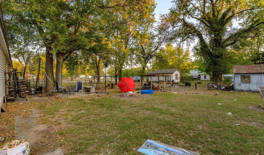 919 E Polk Ave, Arkansas City, KS 67005 - 5 Beds, 3 Bath