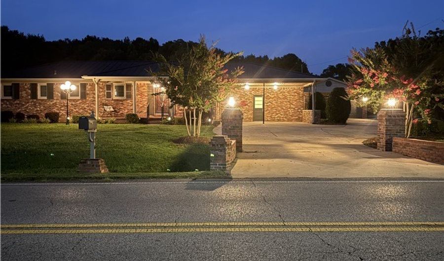 18176 N Jefferson Aly 1, Athens, AL 35614 - 4 Beds, 3 Bath