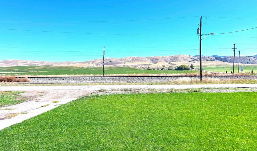 410 N Front St, Arimo, ID 83214 - 2 Beds, 2 Bath