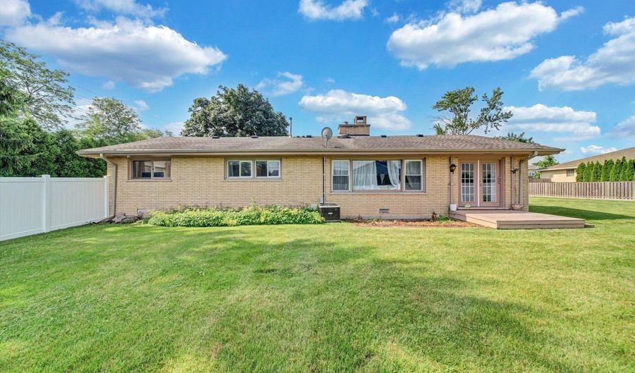 116 E Brittany Dr, Arlington Heights, IL 60004 - 4 Beds, 2 Bath