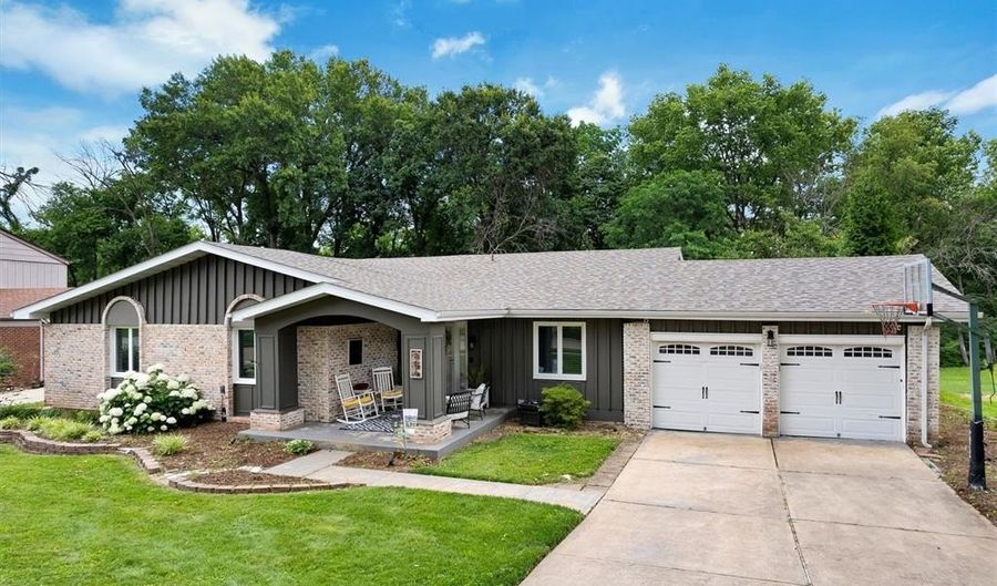 806 Hollyridge Dr, Ballwin, MO 63011 - 4 Beds, 3 Bath