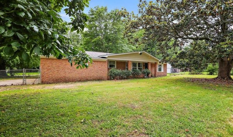 3303 RIDGELAND Dr, Jackson, MS 39212 - 3 Beds, 2 Bath