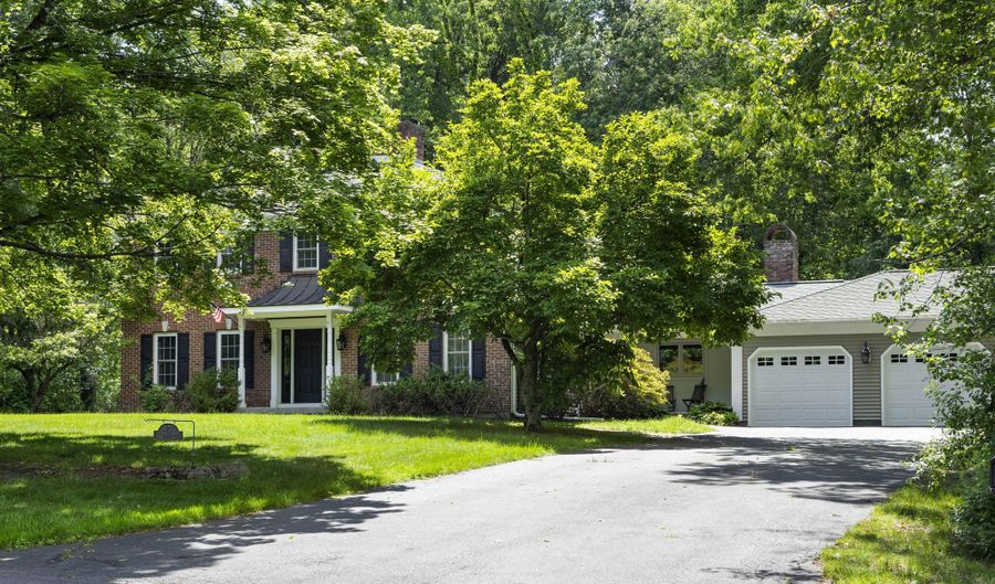 17 Schuyler Hills Rd, Albany, NY 12211 - 5 Beds, 4 Bath
