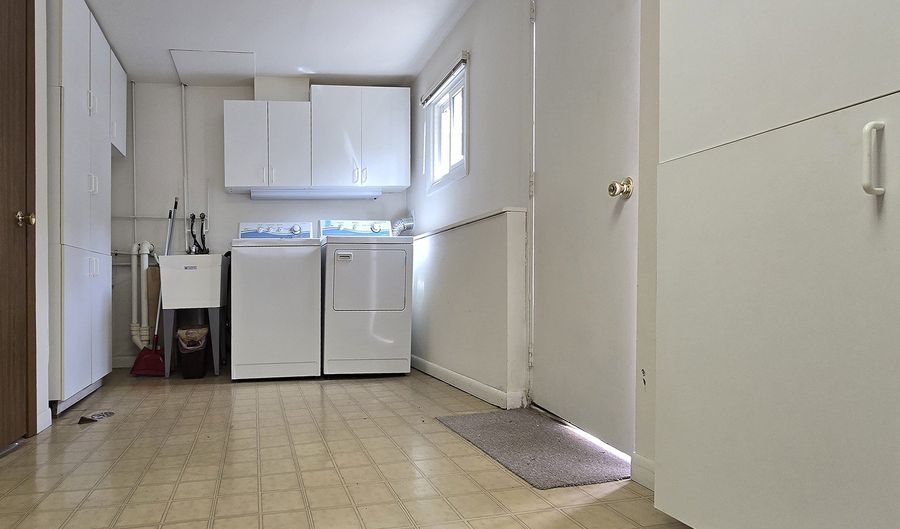 921 S Iowa Ave, Addison, IL 60101 - 3 Beds, 2 Bath