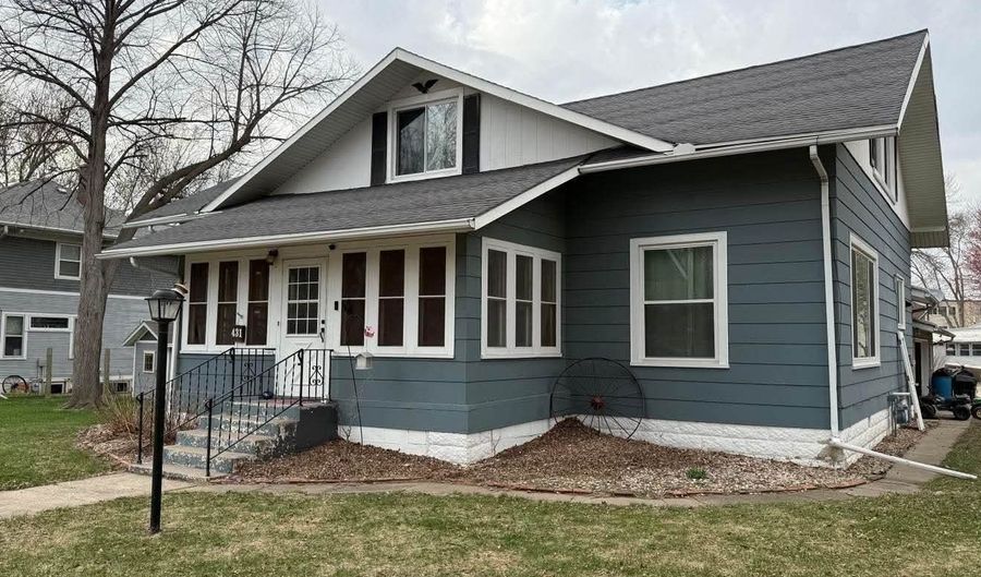 431 Iowa St, Akron, IA 51001 - 5 Beds, 3 Bath