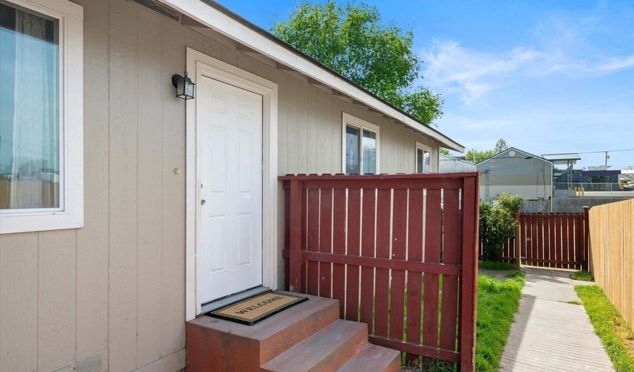 705 8th St, Benton City, WA 99320 - 6 Beds, 4 Bath