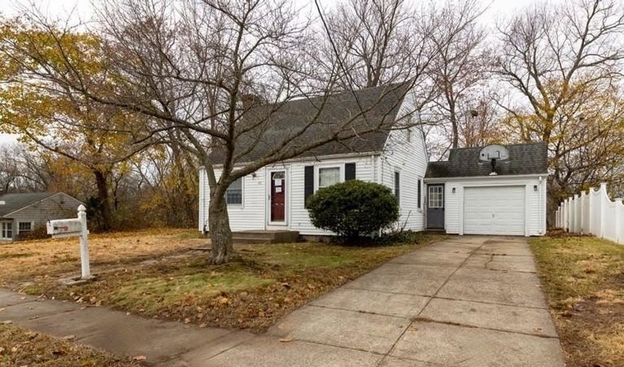 46 Roslyn Ave, Cranston, RI 02910 - 2 Beds, 2 Bath