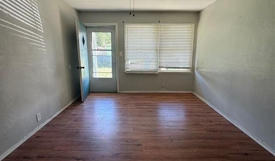 421 Elm St, Ardmore, OK 73401 - 3 Beds, 2 Bath
