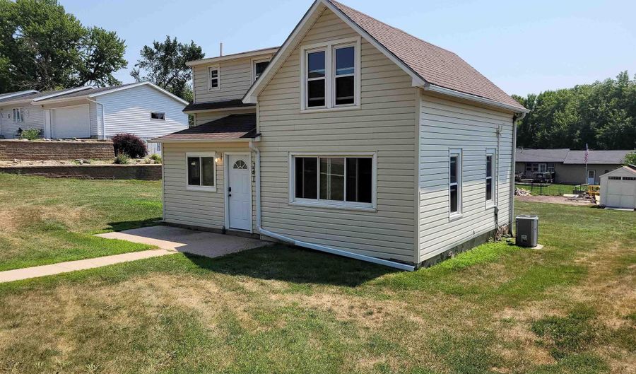 241 Nidaros Ave, Baltic, SD 57003 - 3 Beds, 1 Bath