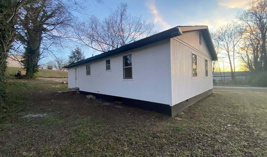 685 S 9th St, Batesville, AR 72501 - 3 Beds, 2 Bath