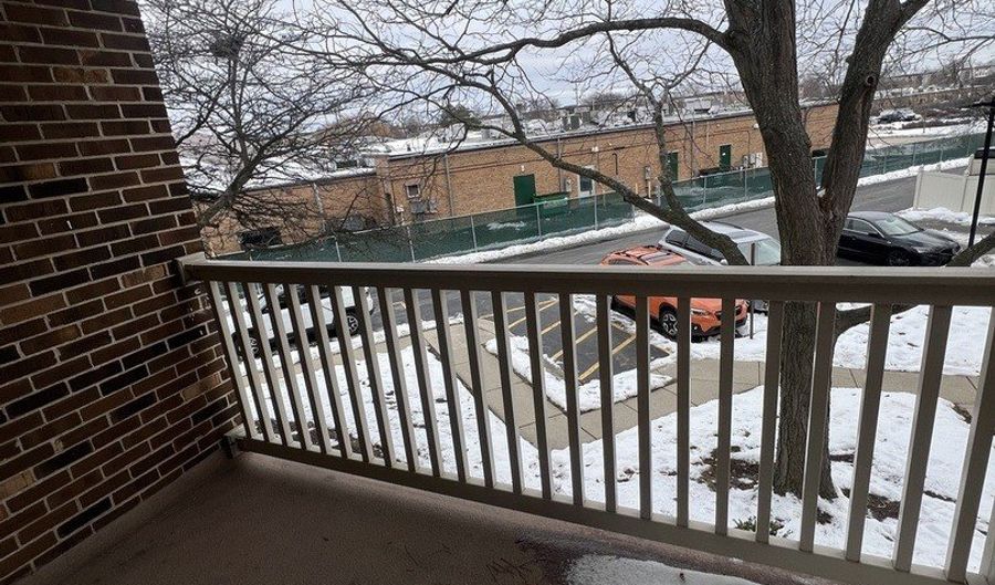 910 W Alleghany Dr 2A, Arlington Heights, IL 60004 - 2 Beds, 2 Bath