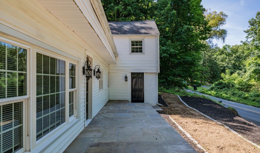 49 Old Middle Rd, Brookfield, CT 06804 - 4 Beds, 2 Bath