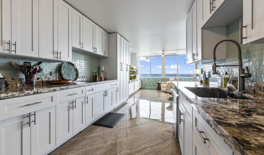 111 KAHULUI BEACH Rd A426, Kahului, HI 96732 - 1 Beds, 2 Bath