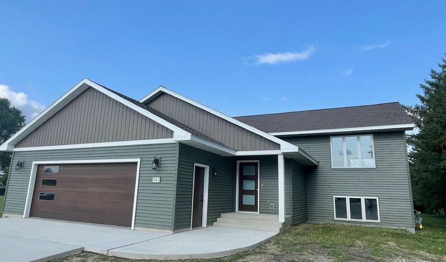 201 25th St SW, Austin, MN 55912 - 4 Beds, 2 Bath
