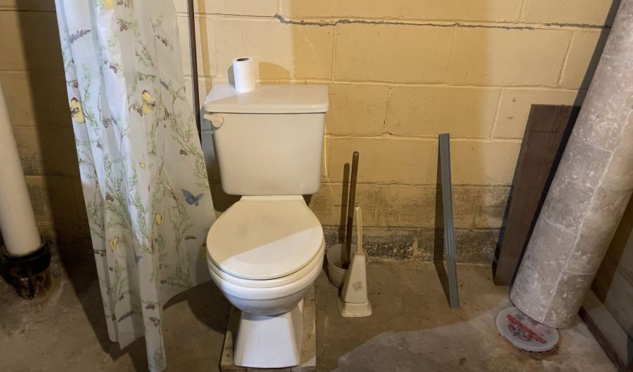 808 SE 10th Ave, Aberdeen, SD 57401 - 2 Beds, 2 Bath