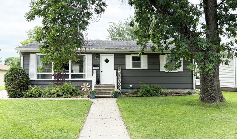 908 NE 10th Ave, Aberdeen, SD 57401 - 5 Beds, 2 Bath