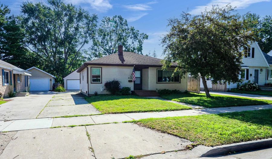 2112 N SUPERIOR St, Appleton, WI 54911 - 2 Beds, 1 Bath