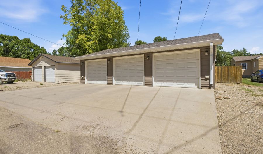 1211 N State St, Aberdeen, SD 57401 - 5 Beds, 3 Bath