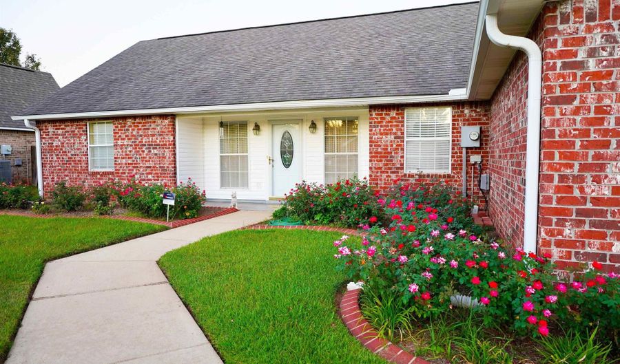 712 Westwind Dr, Alexandria, LA 71303 - 4 Beds, 2 Bath