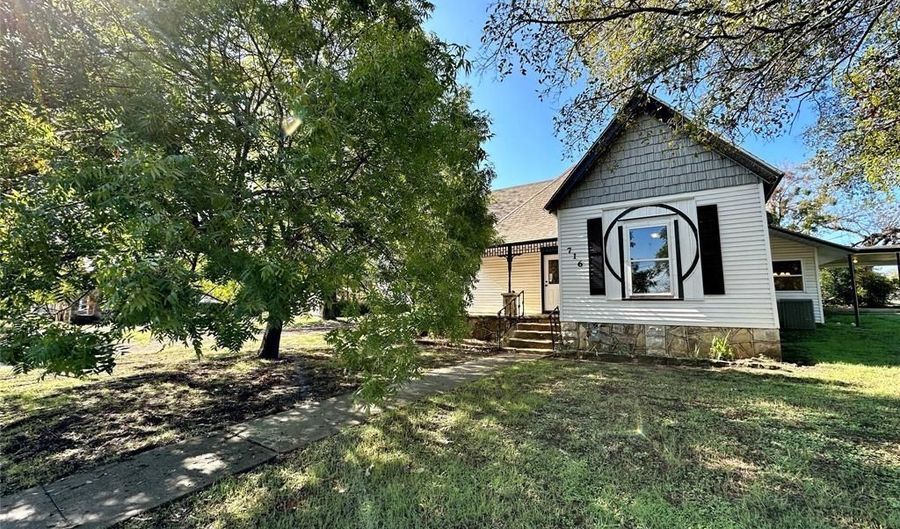 716 N Mesquite St, Hico, TX 76457 - 3 Beds, 2 Bath