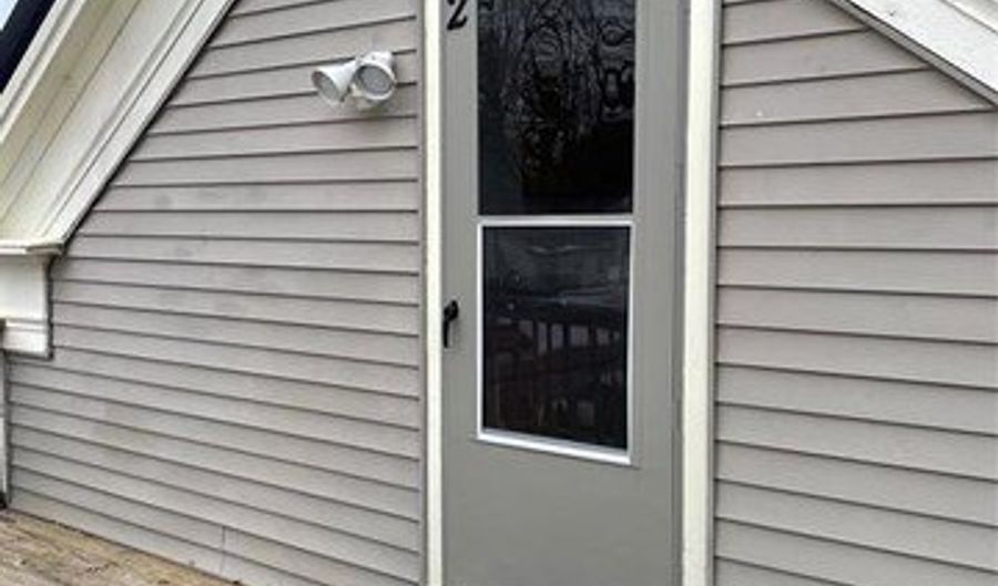 302 N BRISTOL - Upper Unit 2, Almont, MI 48003 - 2 Beds, 1 Bath