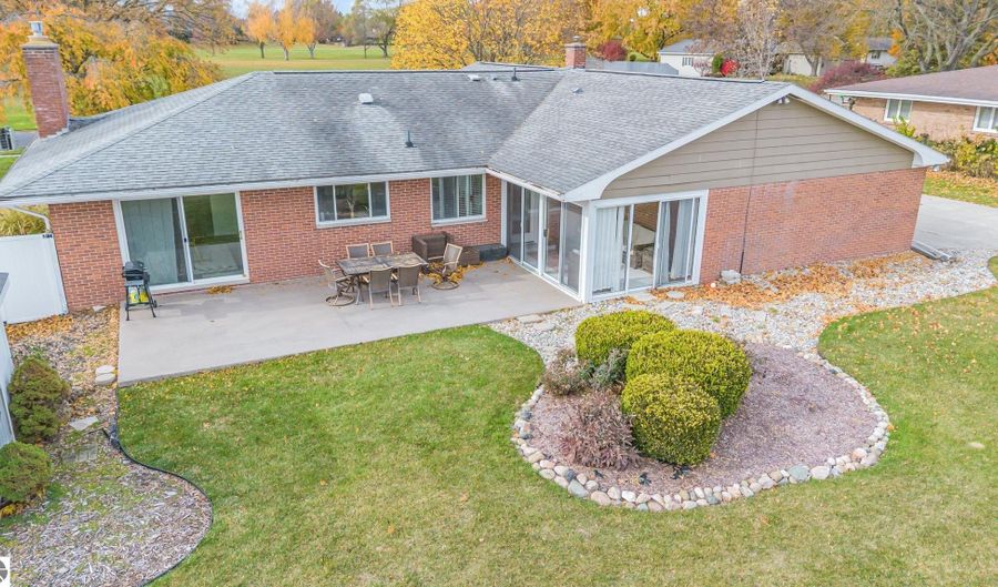 424 Fairlane Dr, Alma, MI 48801 - 3 Beds, 2 Bath