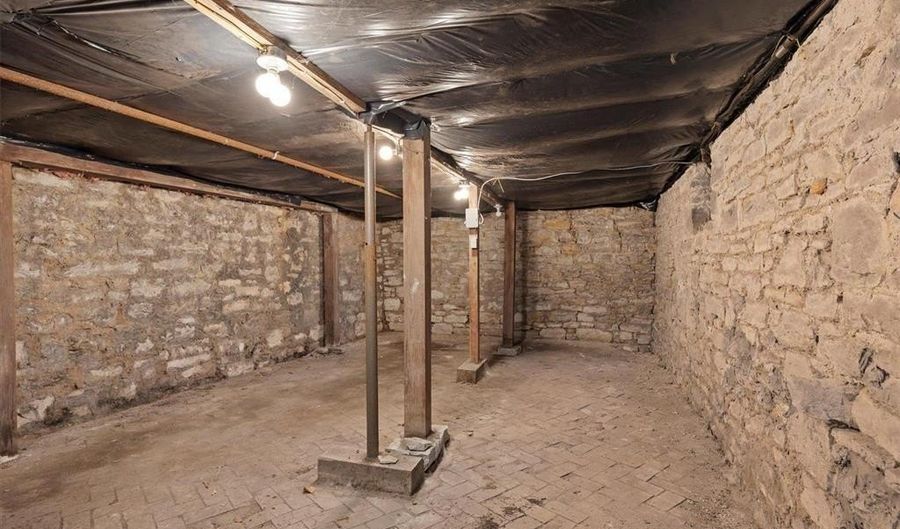 908 State St, Alton, IL 62002 - 2 Beds, 2 Bath