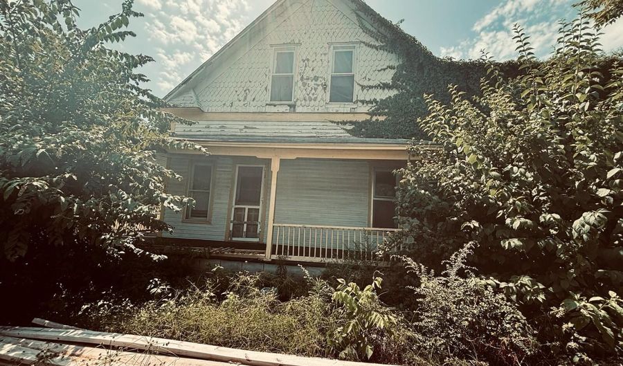 400 1st St, Anderson, MO 64831 - 5 Beds, 2 Bath