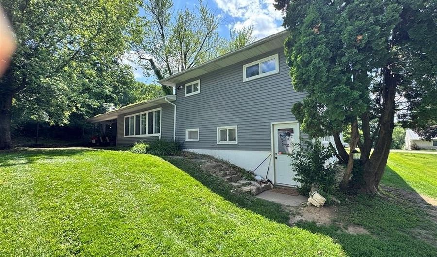 505 S Oak St, Anamosa, IA 52205 - 3 Beds, 2 Bath