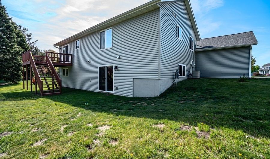 1305 Whistling Straits Ct, Altoona, WI 54720 - 4 Beds, 2 Bath