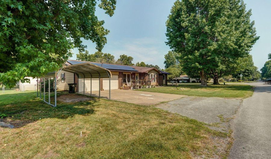 1301 S Tyler Ave, Aurora, MO 65605 - 3 Beds, 2 Bath
