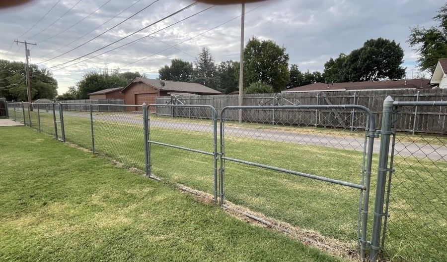 806 W Colorado Ave, Anadarko, OK 73005 - 3 Beds, 2 Bath