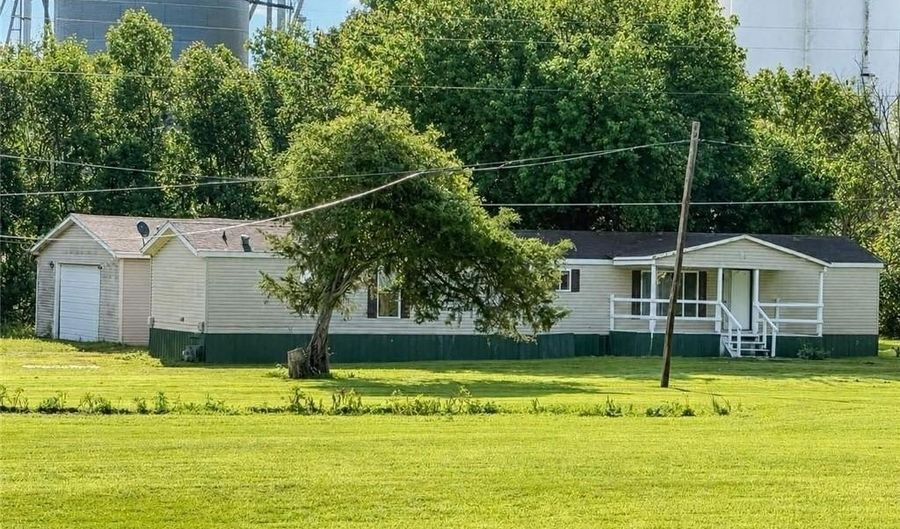 809 W 9th St, Baxter Springs, KS 66713 - 2 Beds, 2 Bath