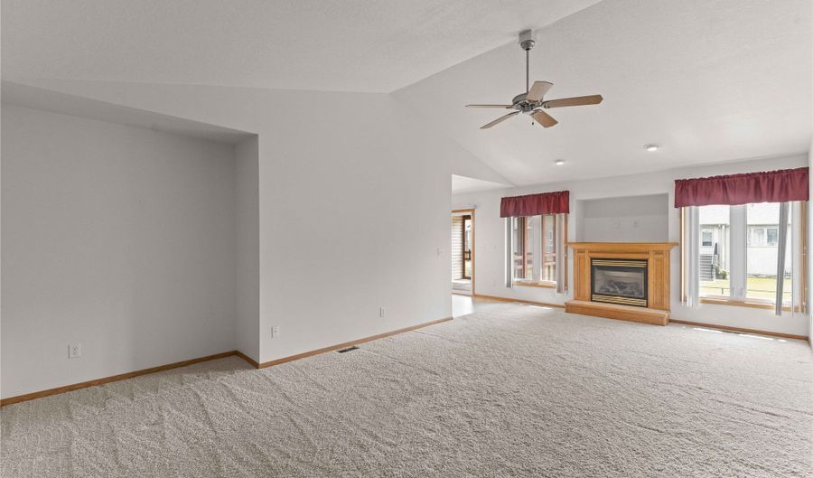 838 Lindsay Ct SW, Altoona, IA 50009 - 2 Beds, 2 Bath